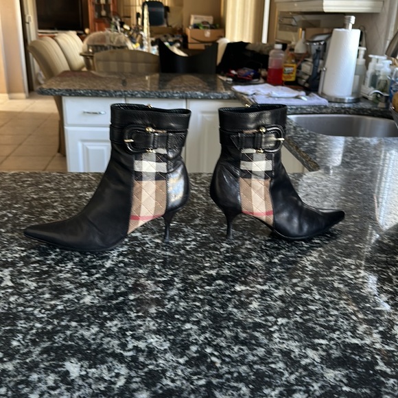 They only made these boots in a limited time and I had to pre order them. - Picture 4 of 5